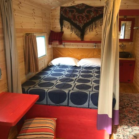 Agriturismo La Rovere - I Carrozzoni Gitani Cossano Belbo Luaran gambar