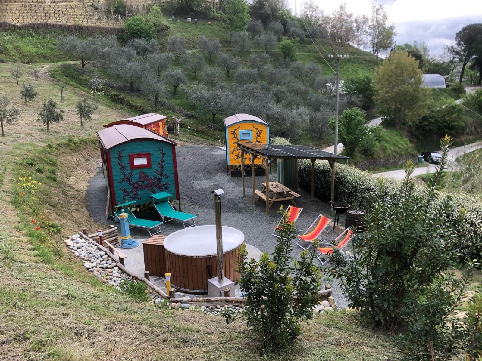 Agriturismo La Rovere - I Carrozzoni Gitani Cossano Belbo Luaran gambar