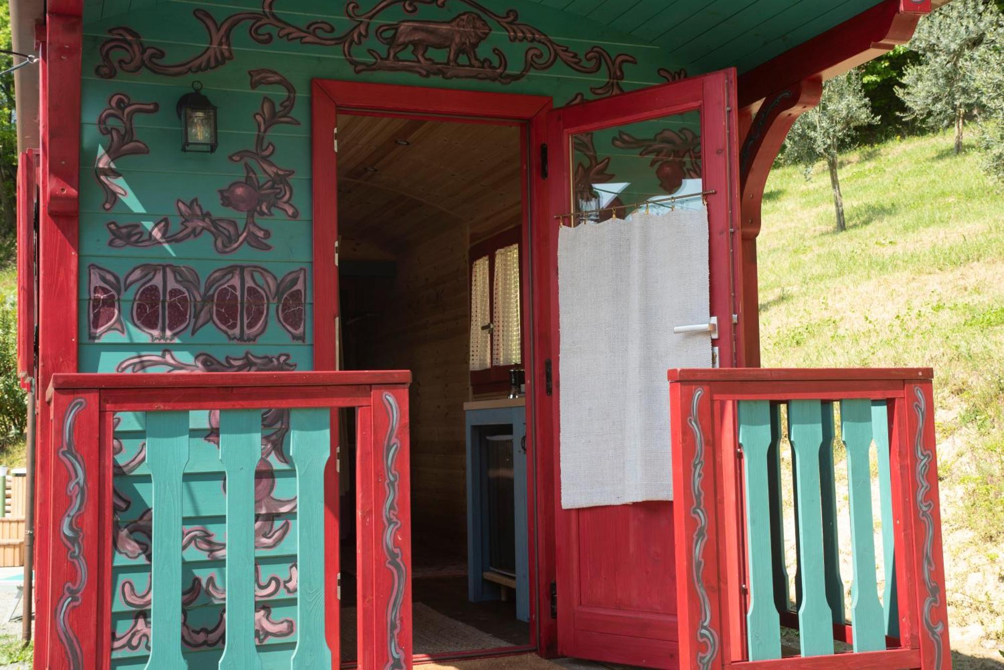 Agriturismo La Rovere - I Carrozzoni Gitani Cossano Belbo Luaran gambar