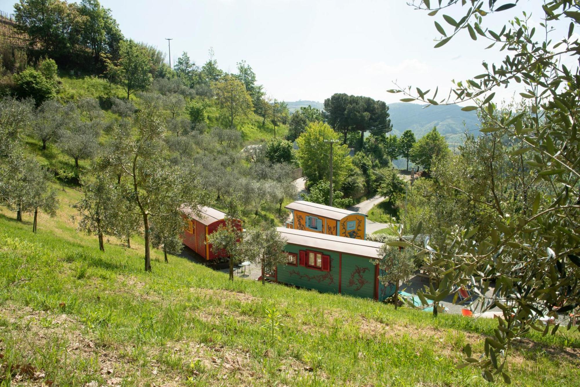 Agriturismo La Rovere - I Carrozzoni Gitani Cossano Belbo Luaran gambar