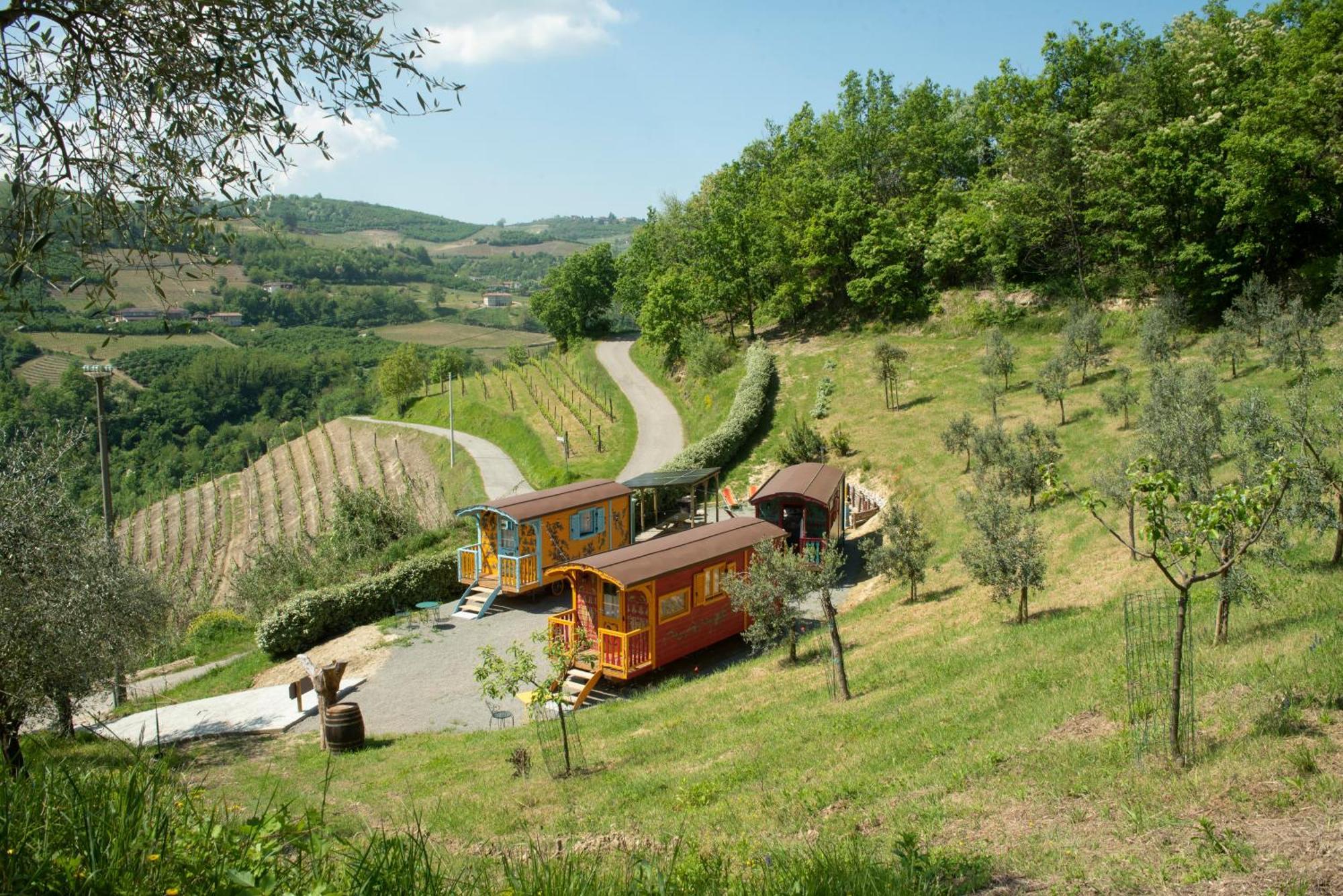 Agriturismo La Rovere - I Carrozzoni Gitani Cossano Belbo Luaran gambar